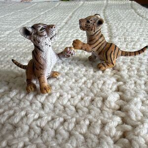 Schleich Bengal Tiger Cubs Set of Two Pawing Cub #14385 2007 Orange And Black